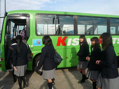 支援学校のバスに乗るところ