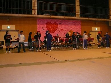 部員数名がダンス部員と一緒に踊っています