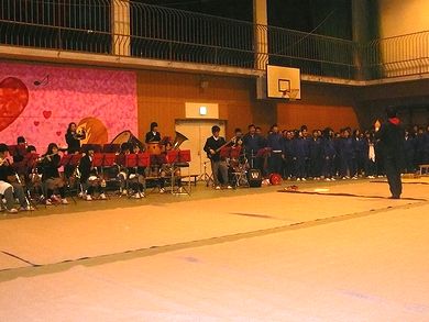 左側に貝南ブラス、右側に高等部1年生。