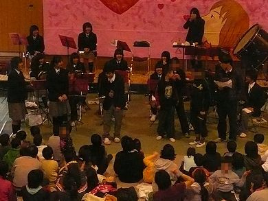 貝南ブラス3名が、佐野支援の児童、生徒の質問に答えています。