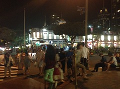 夜のハワイの大通り