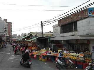路上の果物屋さん