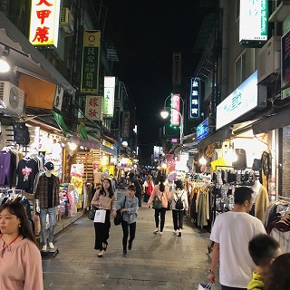 大勢の人でにぎわう夜市