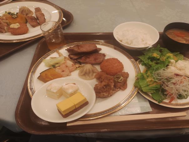 夕食のビュッフェ