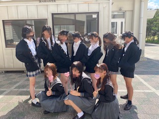 学ランとセーラー服を着た生徒