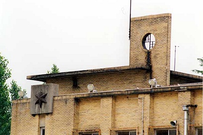 校舎本館のモニュメント1北中・校章