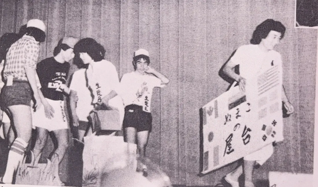 文化発表会の舞台で準備する生徒