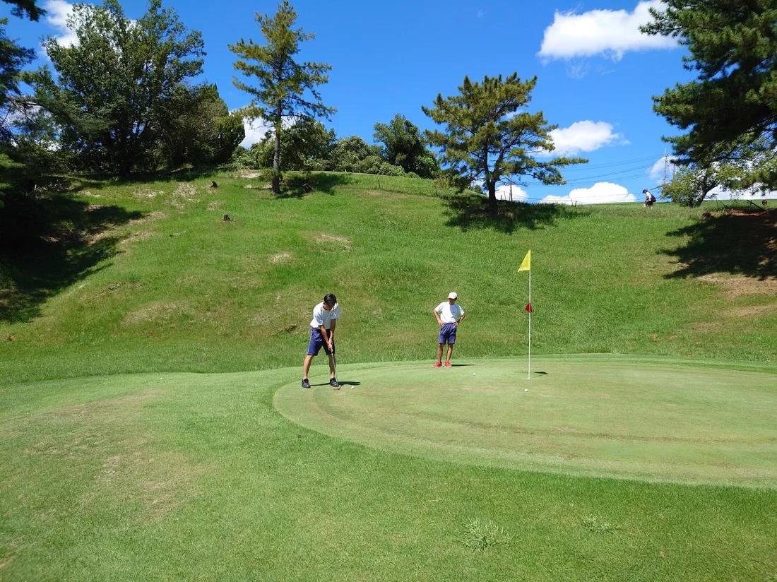 グリーンでのゴルフ実習