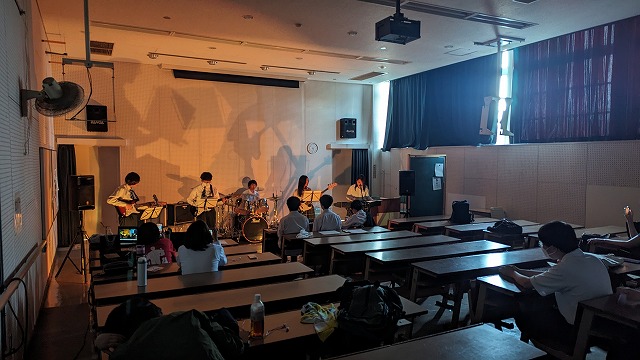 軽音楽部の新入生歓迎ライブ1