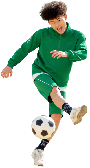 サッカーボールを蹴る生徒