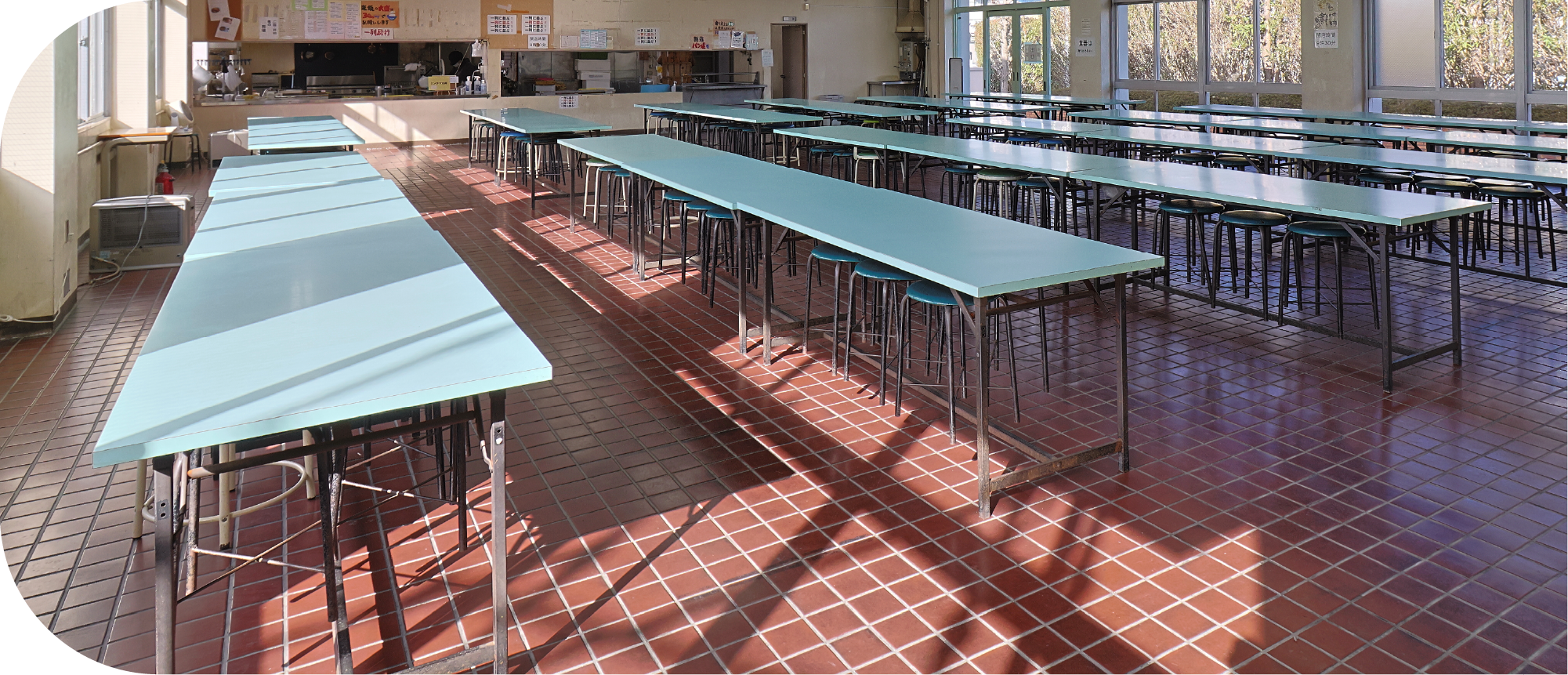 日のかかった食堂風景