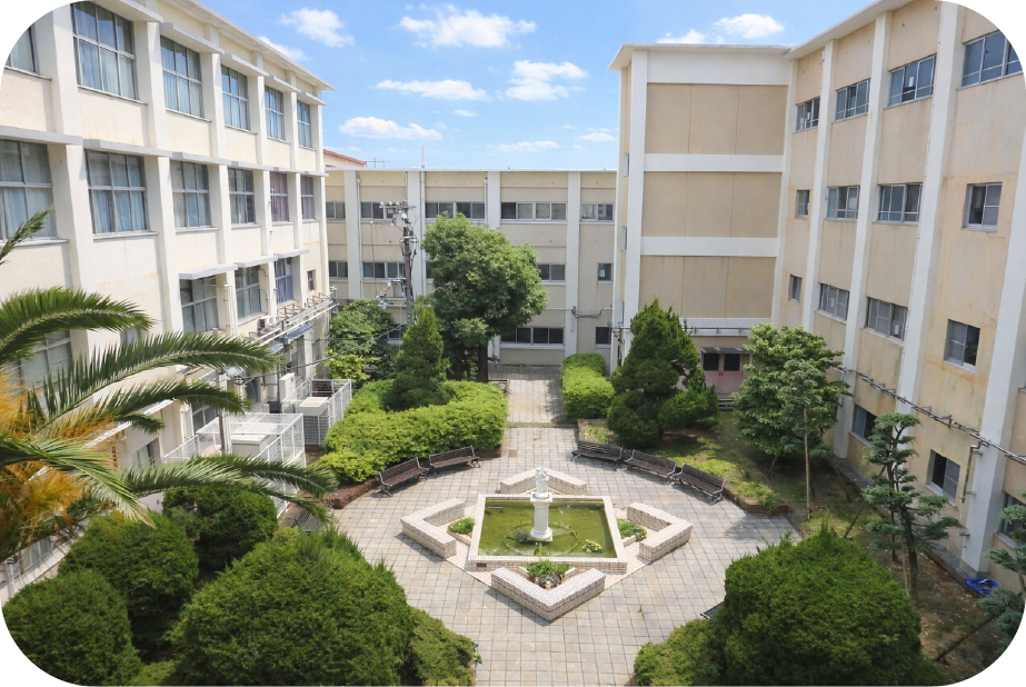 校内中庭の写真