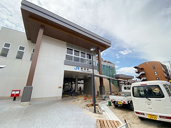 リニューアルされたJR野崎駅